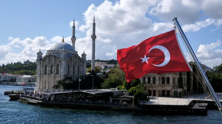 سجن رسام كاريكاتير تركي على ذمة المحاكمة بعد رسم وُصف بأنه “إساءة لنبيين”