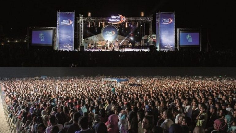 جدل يلاحق أحيزون في مهرجانات الشواطئ.. اتهامات بتهرب ضريبي وفوضى عقود