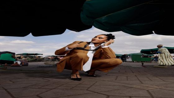 زوجة بونو في جلسة تصوير بساحة جامع الفنا