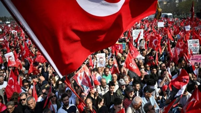 كاريكاتير في مجلة « LeMan » في تركيا يشعل حالة غضب ويؤدي إلى اعتقالات واسعة – اليوم 24