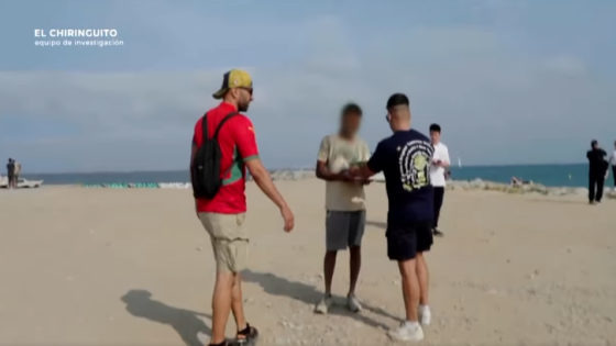 الشرطة الإسبانية تستخدم قميص المنتخب المغربي للإيقاع بالباعة الجائلين في شواطئ برشلونة (فيديو)