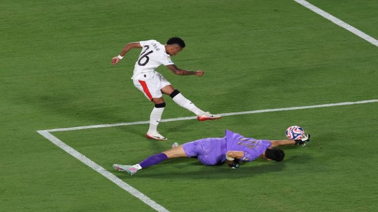 ياسين بونو يعيد الهلال “إلى الحياة” بتصدياته التي أهلت فريقه لربع نهائي كأس العالم للأندية على حساب مانشستر السيتي